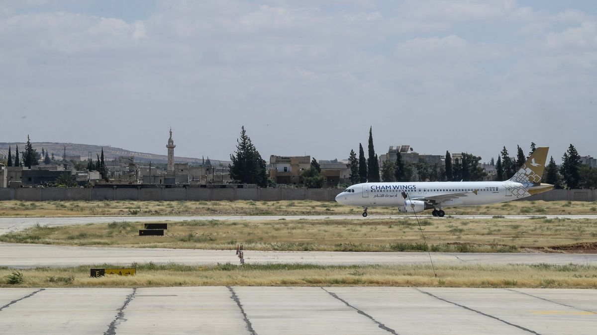 Izrael podnikl raketový útok na letiště v Sýrii. Cílil na íránské sklady